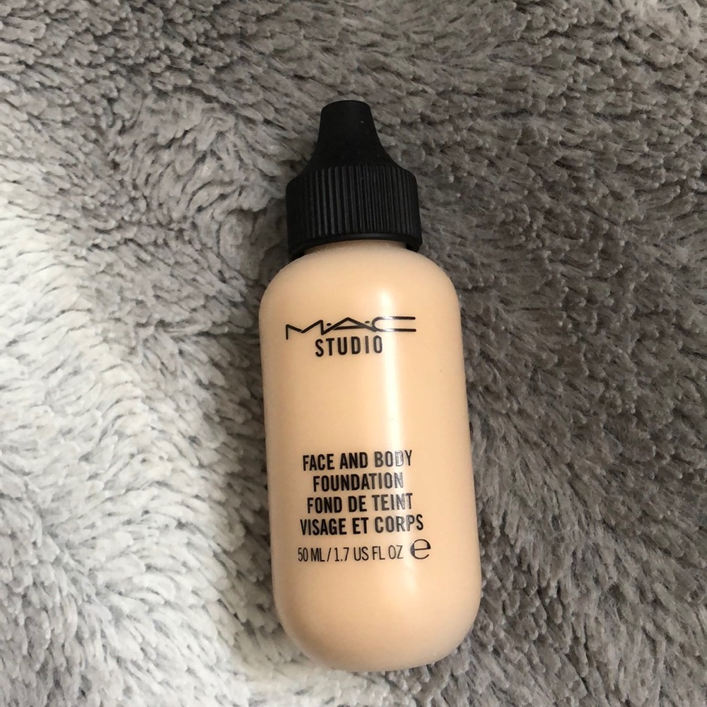 MAC Cosmetics Studio face and body foundation C1